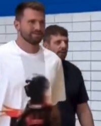 kaiyun-什么叫惊喜！东契奇球鞋宣传活动中突袭球馆 球迷疯狂大喊！