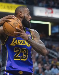 开云体育APP下载-詹姆斯真的要被困死在洛杉矶？无队追求，给湖人提供报价