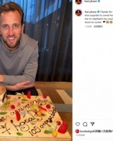 凯恩在家收获英格兰队首秀10周年蛋糕：对我来说这意味着很多