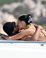 打得火热太阳报：贝林与女友在游艇热吻 游艇租金每周25000镑