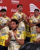 开云体育官网-比利亚雷亚尔赛前致敬卡索拉，为其颁发出战334场纪念球衣