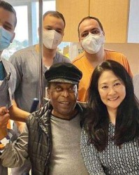 一个月后贝利终出院 做了结肠肿瘤手术 他得化疗