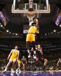 开云体育官网-老詹展现竞争力与亲和力，收获比赛胜利与球迷的心