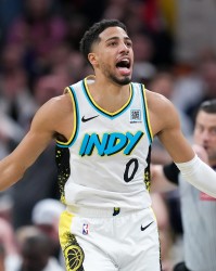 😁哈利伯顿谈入选最佳三阵：赛季初表现很糟糕，但队友让我保持了专注